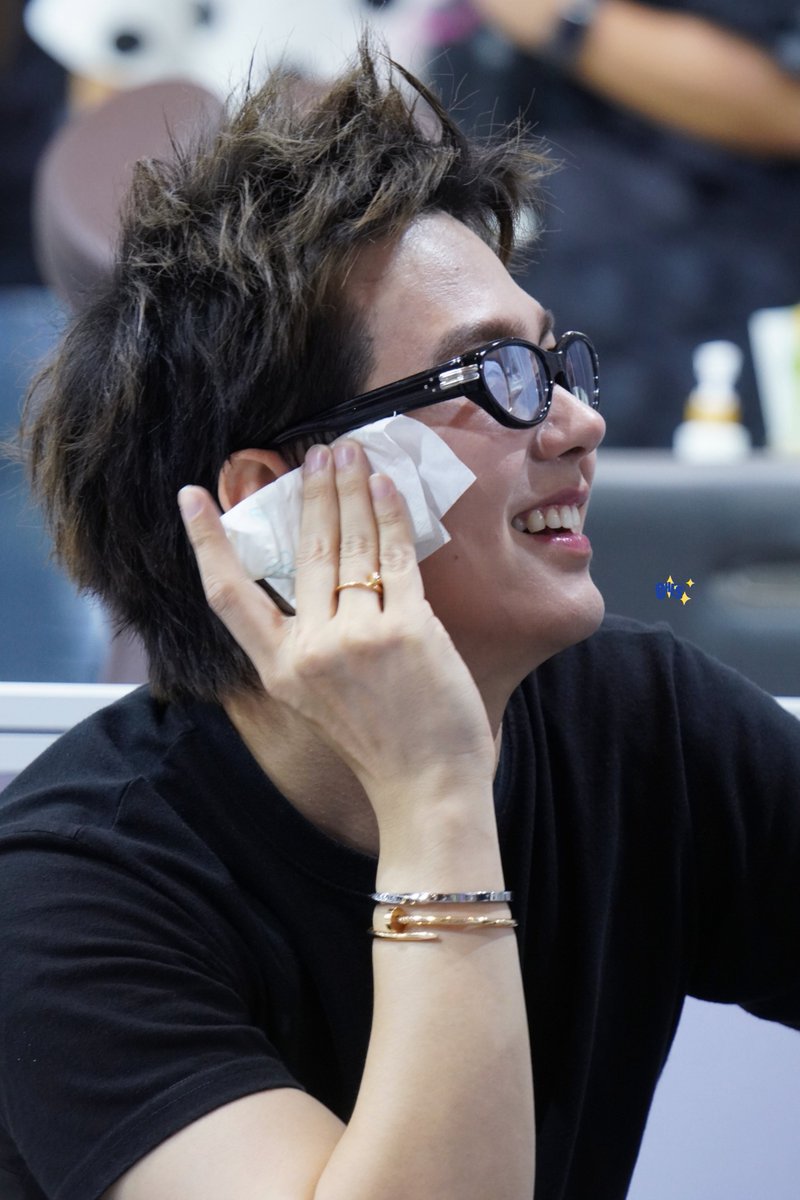 eajnoww's tweet photo. จริตพี่คนหล่อซับเหงื่อ... เหงื่อ ออกเพราะอากาศมันร้อนหรือคนมันฮอตอ่ะค้าบบบ 🥵🔥

BUILD WEIBO GALA MOMENT

#WEIBOGALA2026BOOTHVISITXBUILD
#WeiboCulturalCommunicationNightThailand
@JakeB4rever 
#BuildJakapan #Beyourluve https://t.co/RQSPbJAjsi