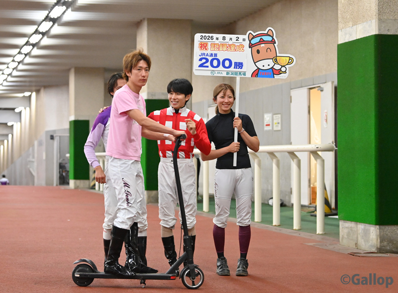 gallop_keiba's tweet photo. 杉原誠人騎手のJRA通算200勝セレモニー前にプレ撮影…をしていたら前を通り過ぎる #丸山元気 騎手💨 https://t.co/zHspWjD8Wn