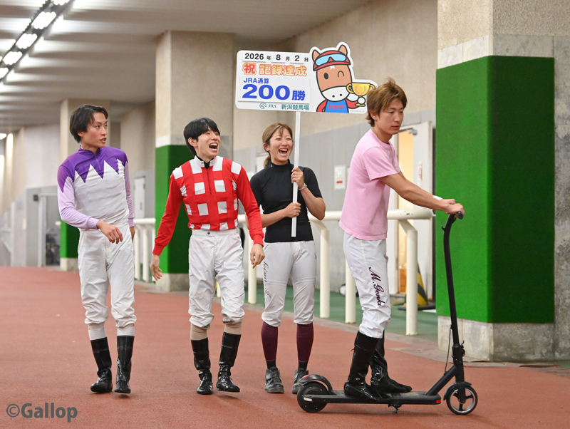 gallop_keiba's tweet photo. 杉原誠人騎手のJRA通算200勝セレモニー前にプレ撮影…をしていたら前を通り過ぎる #丸山元気 騎手💨 https://t.co/zHspWjD8Wn
