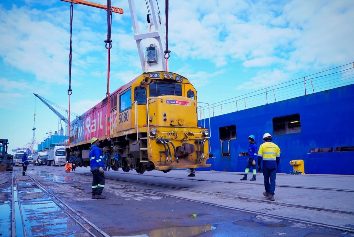 _ArriveAlive's tweet photo. The first eight Wabtec C28 locomotives have arrived at the Port of Durban from New Zealand

https://t.co/CehlyizJny

#ArriveAlive #Logistics #Rail https://t.co/o7Kwwunl0X