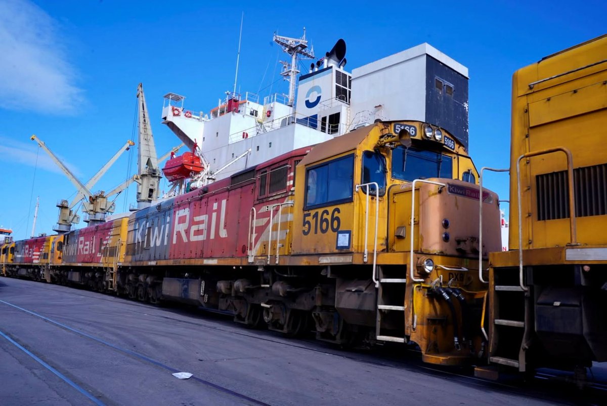 _ArriveAlive's tweet photo. The first eight Wabtec C28 locomotives have arrived at the Port of Durban from New Zealand

https://t.co/CehlyizJny

#ArriveAlive #Logistics #Rail https://t.co/o7Kwwunl0X