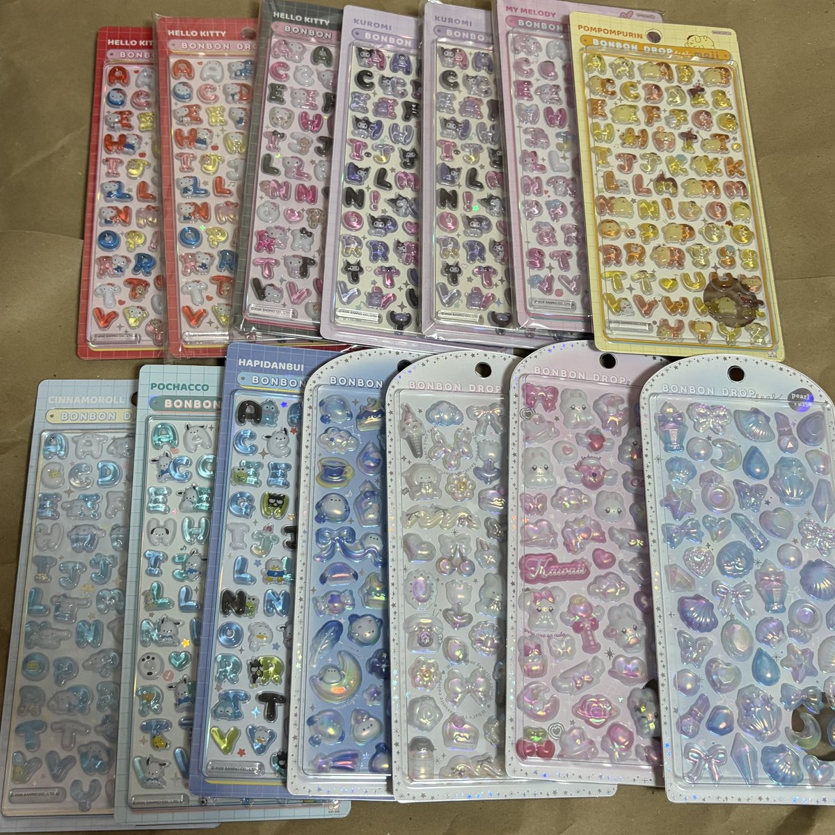 47monn's tweet photo. 【譲渡】ボンドロ ボンボンドロップシール うるちゅる きゅるるん プチドロ

譲)画像

求)定価＋送料＋梱包費50円

ボンドロ1枚目上段厳しめ3枚目上段>下段を2枚〜含む方
1枚目下段2枚につき3枚目から1枚
2枚目、3枚目単体譲渡🙆‍♀️

3枚目多く含む方優先

 #シール交換
#シール譲渡 https://t.co/1l9M5BtdtL