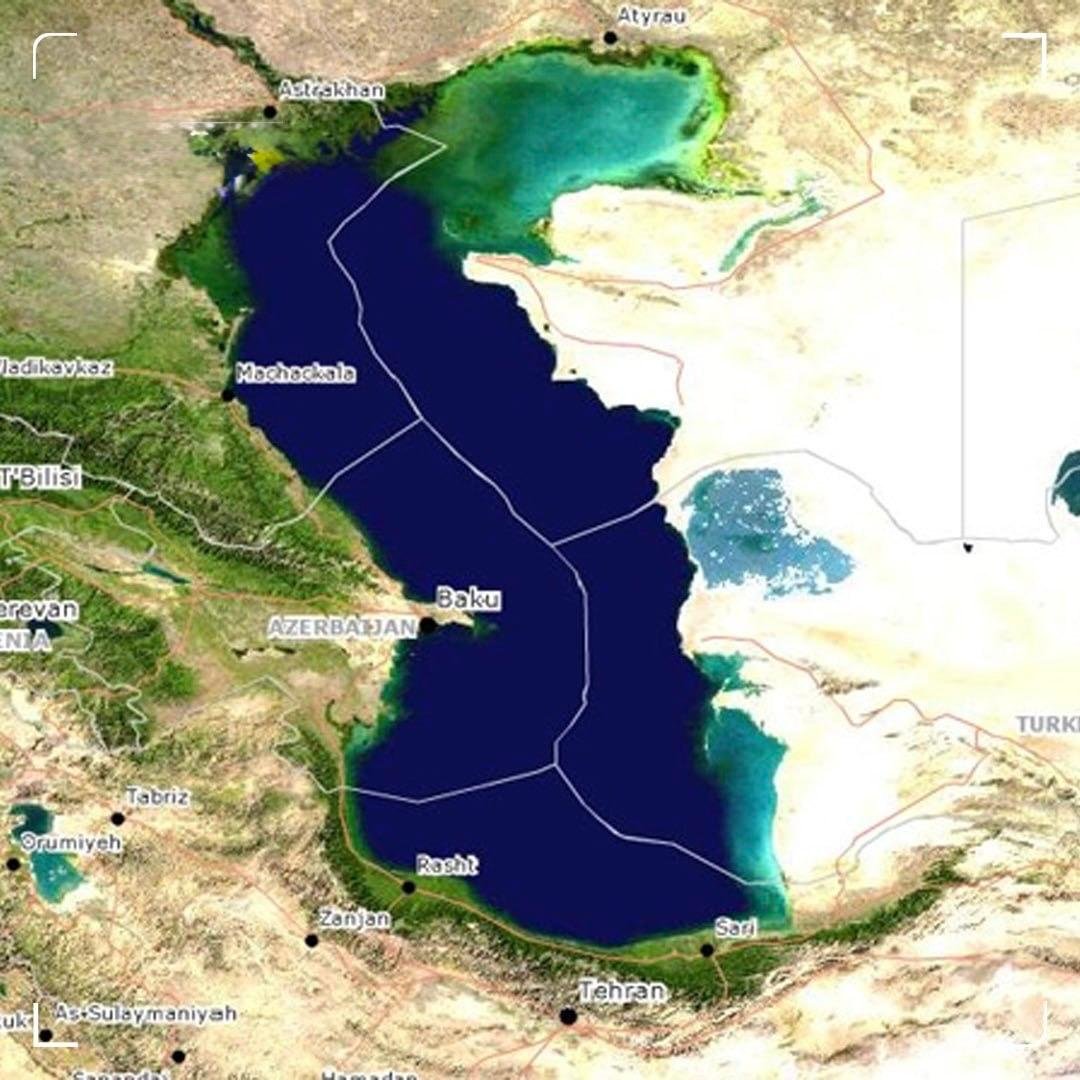 NimaGEOINT's tweet photo. خیانتی که حسن روحانی کرد حالا با وطن‌فروشی پزشکیان و فرستادن لاحیه کنوانسیون کاسپین به مجلس، ادامه پیدا کرده.
 این لایحه:

1. هیچ سهم حداقلی برای ایران تضمین نشده.
2.  منابع بستر کاسپین را به مذاکره دوجانبه با باکو و عشق‌آباد سپرده‌اند!
ایران با تصویب آن، چارچوبی را لازم‌الاجرا می‌کند که بعداً خروج یا تغییرش فقط با توافق همه طرف‌ها بسیار دشوار خواهد بود.
ماده ۱۴ اجازه احداث خطوط لوله زیر دریایی را می‌دهد!
 یعنی برای مثال کشیدن خط لوله بین ترکمنستان و آذربایجان الزاما به رضایت  ایران نیاز ندارد!

 این لایحه دولت پزشکیان، مصداق خیانت مسلم ژئوپلیتیکی و اقتصادی است!