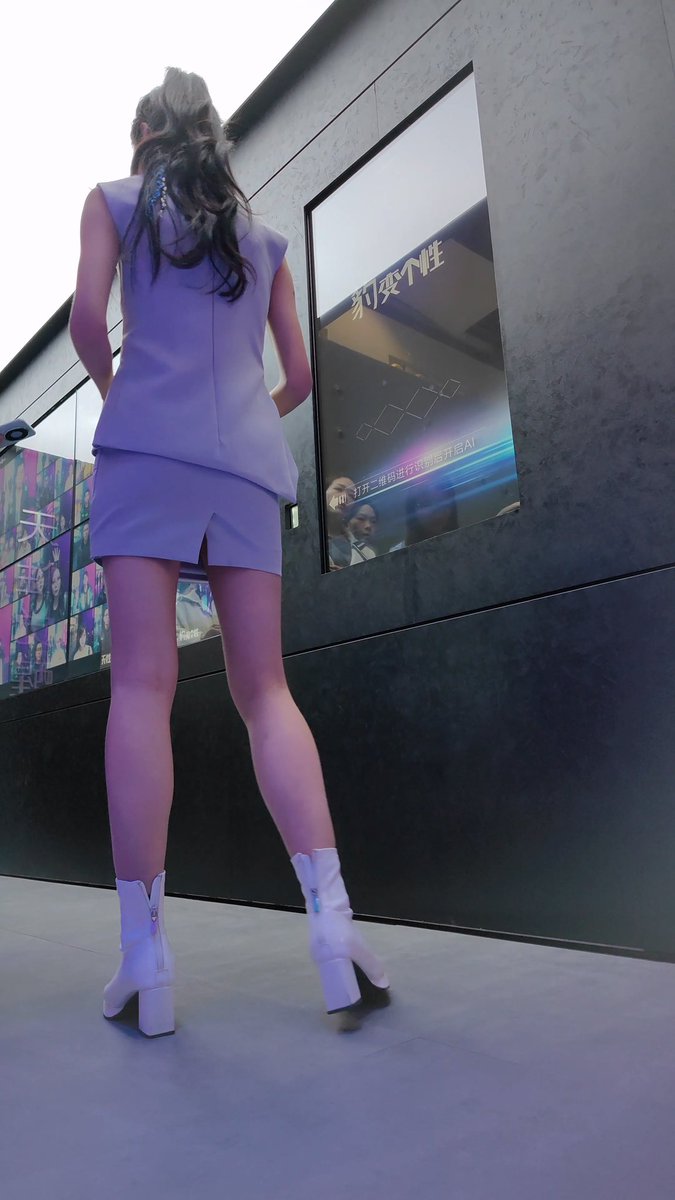 ewtza895's tweet photo. #街拍 #制服 #丝袜 #美腿 #裙底 车展现场可爱小姐姐正���认真介绍蕾丝边内 https://t.co/S30AwaatWL