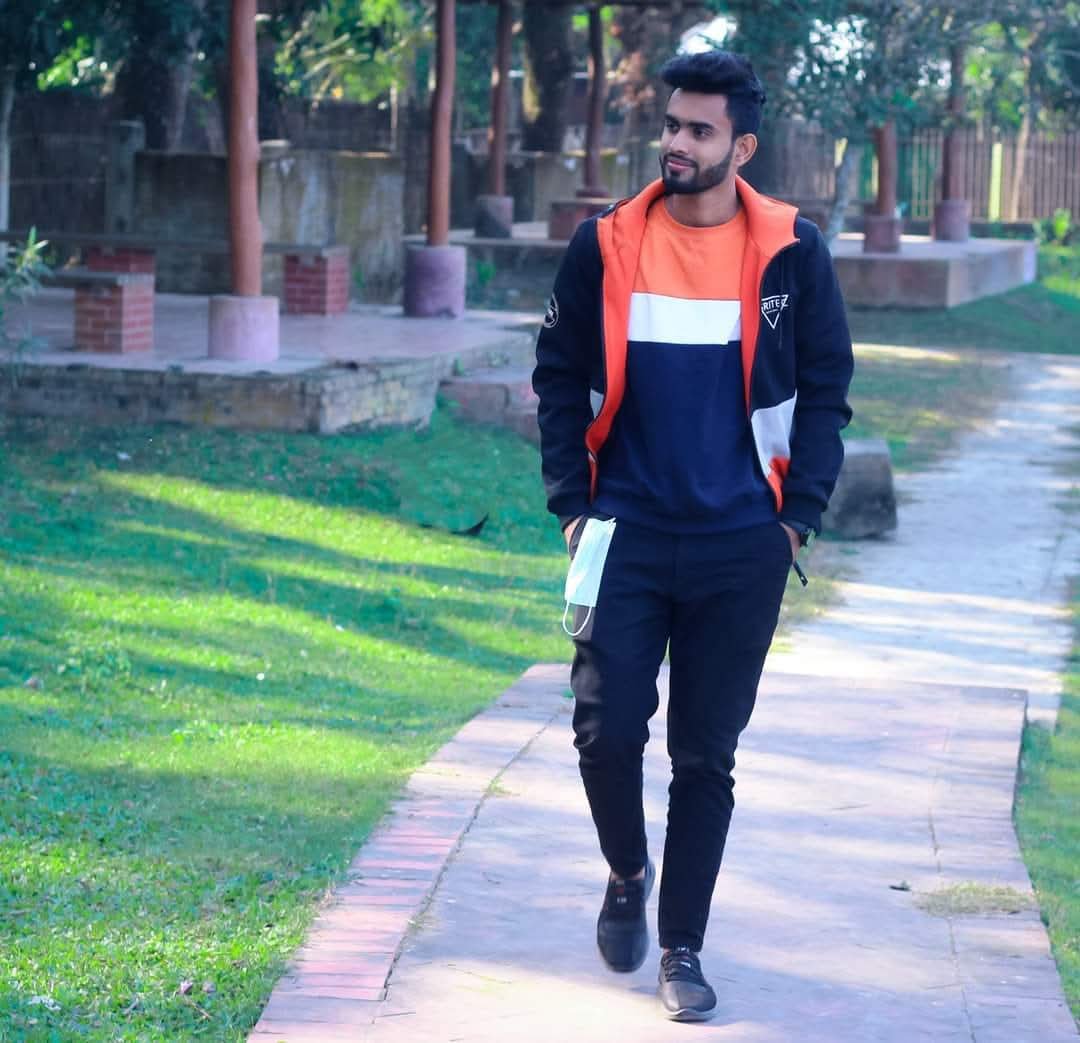 SMRokib7's tweet photo. পাশাপাশি হাঁটার জন্য একজন তুমি চাই https://t.co/y0NDjttNax