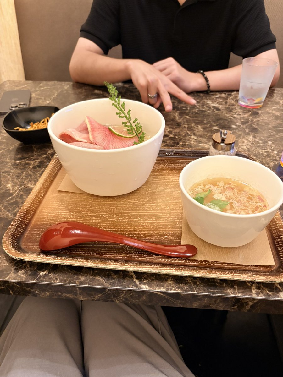 toppo_tt104's tweet photo. あさひくんと個室お通しありシャンデリア水が虹色ラーメン屋🩷 https://t.co/7SAWiyuSD2