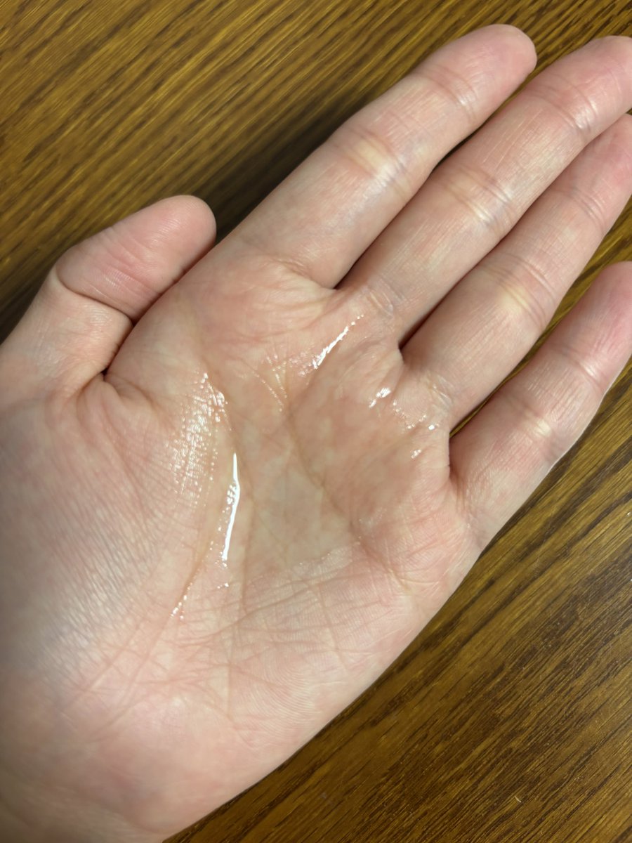 hmwrpi07's tweet photo. アロマティカのローズマリールートエンハンサーを使ってみました！

細かいミストで出てくるため素早く頭皮全体に吹きかけられてとても使いやすかったです◎
スーッとした爽快感が気持ちよく夏に手放せないアイテムになりそうです🌿
@aromatica_jp
#むーんぱわーさろん
#頭皮エッセンス
#gifting https://t.co/r8PzE4yQdV