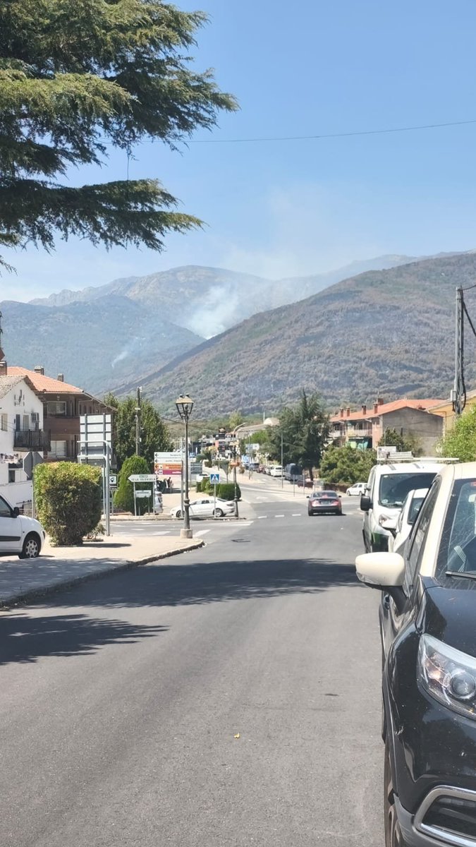 ALERTALLAMA's tweet photo. 14:48 se ha reavivado entre Piedralaves y la Adrada, por encima de la Nieta.

#IFBurgohondo, Ávila 

Medios interviniendo ya. https://t.co/bYLetQXsmA