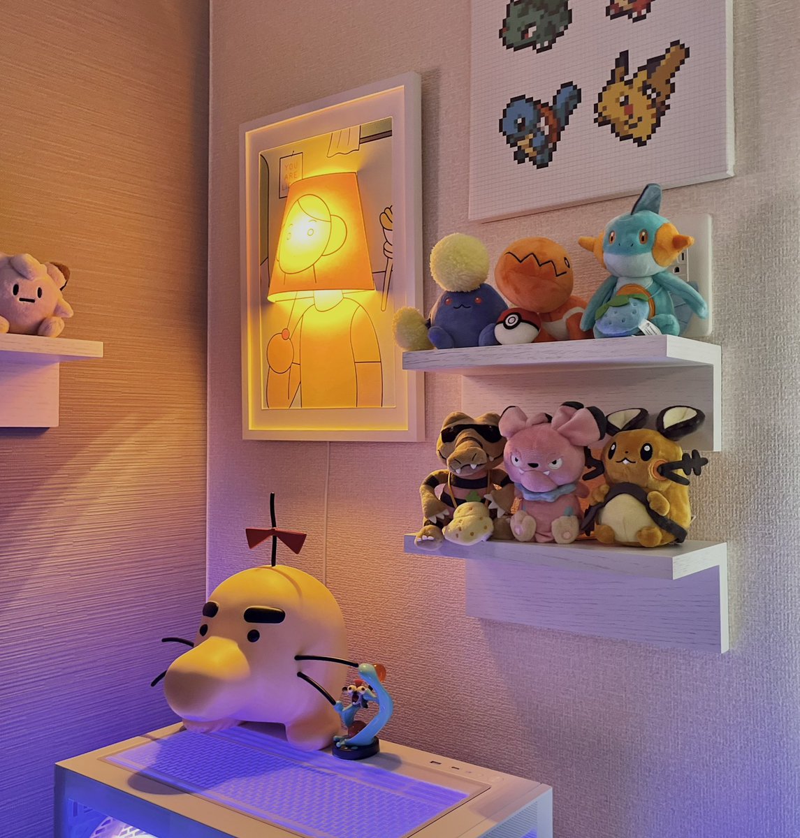 syamogori's tweet photo. デスク周りに住んでるポケモン達
壁に棚作ってfitシリーズ並べるのポケモンセンターみたいでかわいい
#ポケモン #pokemon https://t.co/eI4uqvGy6m
