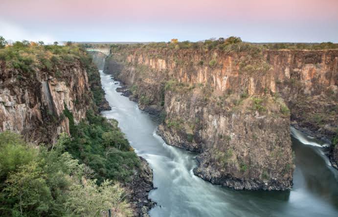 AfroGrowth360's tweet photo. 🇿🇲🇿🇼 Zambia &amp; Zimbabwe are unleashing a clean energy giant! The $4.2B Batoka Gorge Hydropower project is gaining massive momentum. 🌊⚡
🏗️ Status: Both govts pledged $440M in equity to fast-track financial close. Engineering updates underway.
📉 Impact: Adding 2,400MW to https://t.co/w0YxnXsHOr