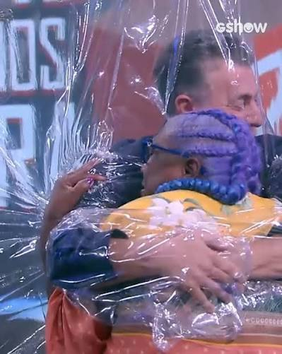 Conservadora191's tweet photo. Luciano Huck na pandemia 
Não deixe cair no esquecimento o mal que esse tipo de gente causou aos brasileiros. https://t.co/rsek76kL3b