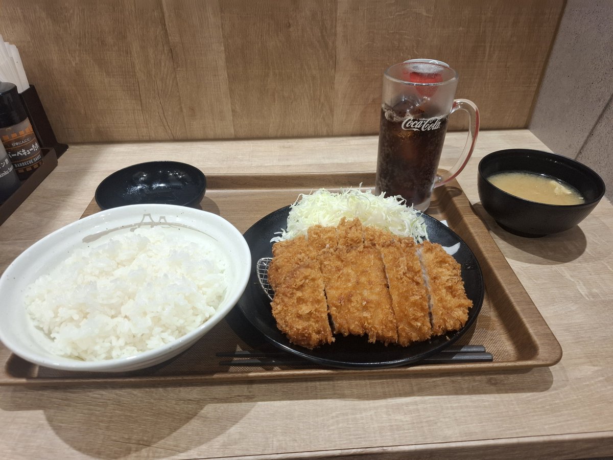 kinanattsu's tweet photo. 疲れたので一人で打ち上げ
なんだかんだでトンカツ定食とコーラが一番疲労に効く https://t.co/tBAC40ROhb
