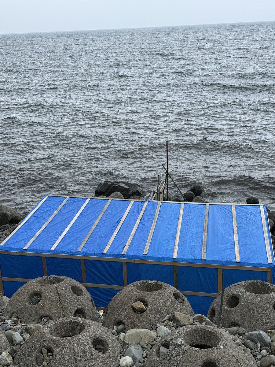 iguas1's tweet photo. 北海道4湯目は羅臼町の相泊温泉に入湯
地元のコンブ漁の漁師さん達が入るために夏の間だけ作ってくれている海辺の温泉
無料で入らさせてもらえる
足元涌泉なのか下からポコポコとお湯が沸いていてちょっと熱めだが適温だ
水で調整も出来るし、海の眺めが最高！
素晴らしい温泉に入れて幸せ https://t.co/PWcOFqxVO0
