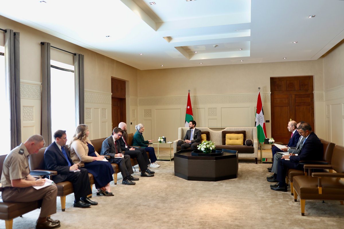 RHCJO's tweet photo. مندوبا عن جلالة الملك عبدالله الثاني، سمو الأمير الحسين بن عبدالله الثاني ولي العهد يستقبل عضو مجلس الشيوخ الأمريكي السيناتور جوني إرنست والوفد المرافق لها، ويجدد التأكيد على ضرورة خفض التصعيد لتحقيق الاستقرار إقليميا ودوليا، مشددا على التزام #الأردن بدعم جهود التهدئة في المنطقة. https://t.co/wKhOOripTU