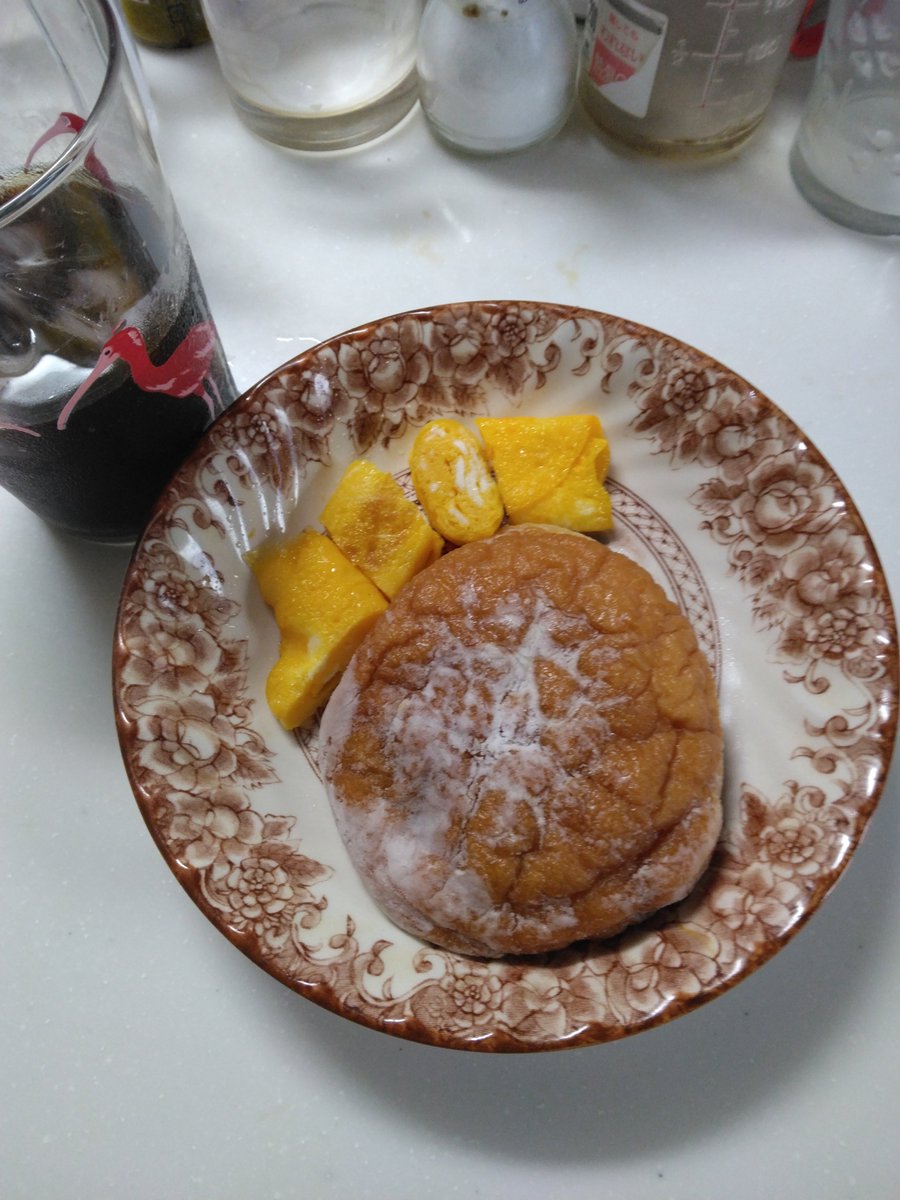 bowwiems161's tweet photo. 今日のモーニングと晩御飯です。8月最初の週末酷暑続きで少しバテ気味かも🥵
熊本の被災地も酷暑の中大変そうですが早く復旧されますように🙏
メニュー、アンドーナツ、卵焼き、アイスコーヒー、
晩御飯はビーフカレー、ワカメと豆腐の味噌汁、サラダ
今日の推し曲は、
🎶800🎵
#Aimer https://t.co/eU5tVboIoo