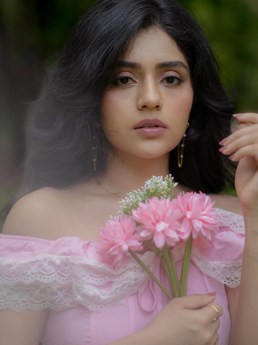 MangoKannadaOff's tweet photo. Wrapped in pink, glowing like a fairytale, and stealing every heartbeat. 💗✨👑
#meghashetty #fairytale #pinklove #kannadacinema #mangokannada https://t.co/SZFuxLMbAR
