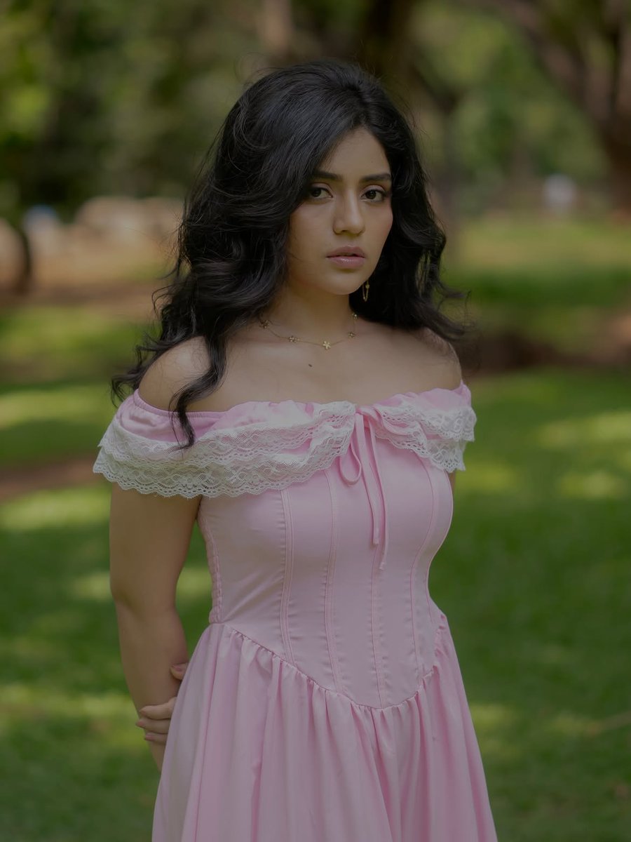 MangoKannadaOff's tweet photo. Wrapped in pink, glowing like a fairytale, and stealing every heartbeat. 💗✨👑
#meghashetty #fairytale #pinklove #kannadacinema #mangokannada https://t.co/SZFuxLMbAR