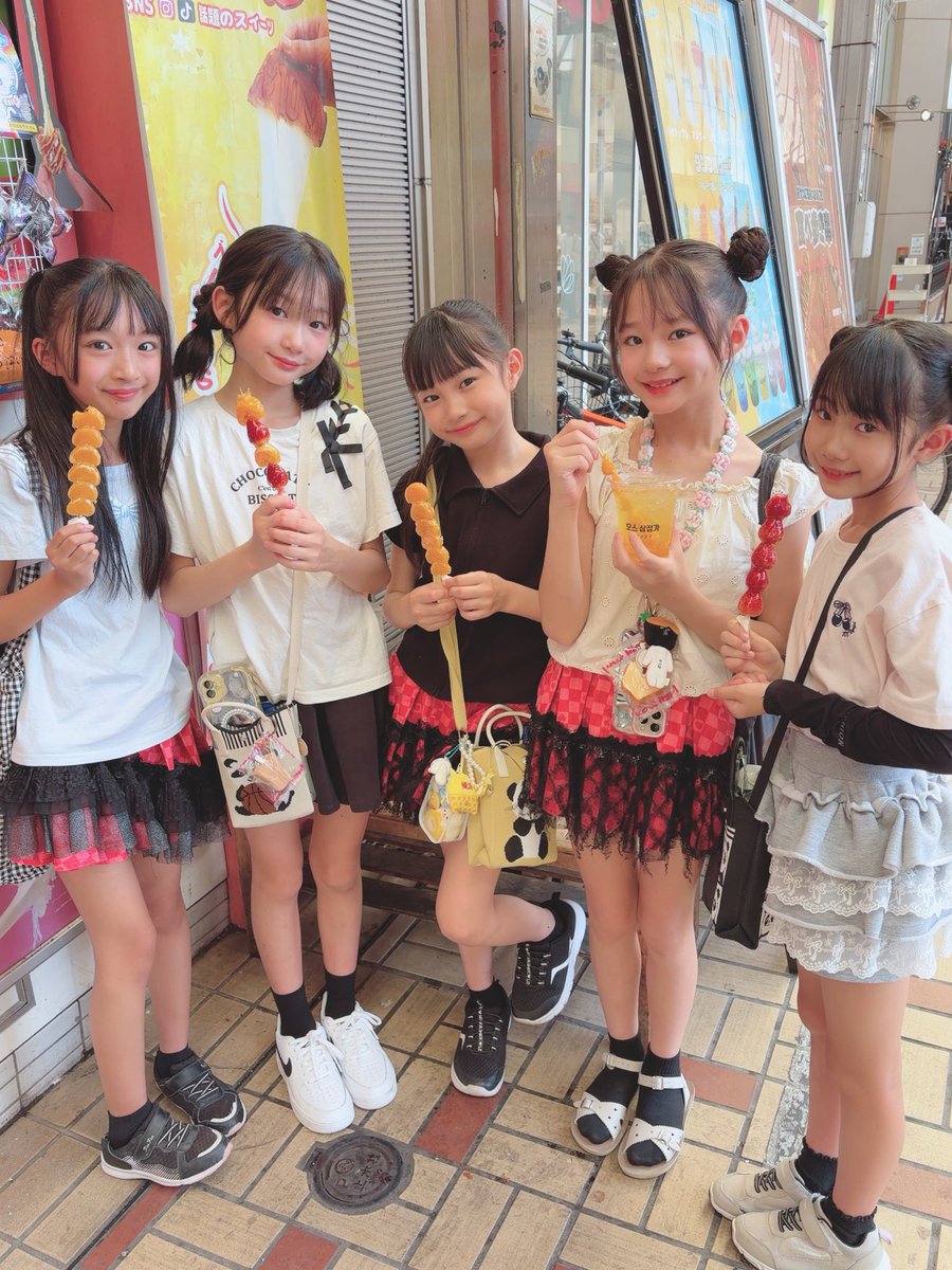 DP_AKINA's tweet photo. 今日はライブ2本と特典会ありがとうございました❣️
みんなとお話も出来てめっちゃ楽しかった(≧∇≦)
初めてのライブ会場盛り上げてくれた
おげで
さいこぅな夏休みの思い出になったよ😊

ピコラビのみんなで食べ歩きしたり、スーパーボールすくいとお菓子すくいもやったよ！
めちゃさいこぅー！ https://t.co/QTbqQFIdA1