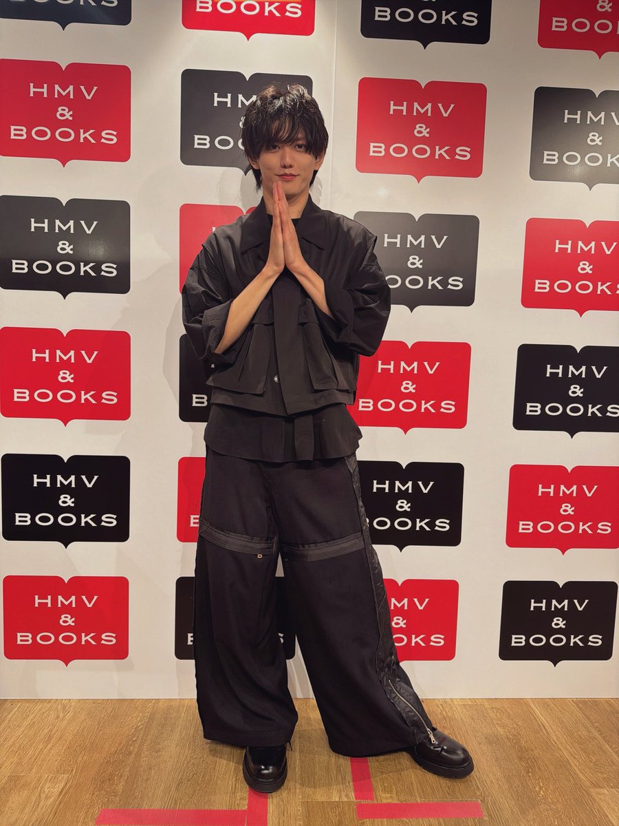 RyoyaTakahashi_'s tweet photo. 写真集 お渡し

東京 大阪
2日間本当の本当にありがとうございました！

舞台やイベントの時いつも思うけど

改めて、昨日と今日のために
時間をかけて色んな思いを持って会いに来てくれることが
とっても幸せで
改めて支えてもらっているということ
改めて自分が俳優を続ける意味をもらっていること
沢山感じれました。

幸せをありがとう！

初の写真集
良夜 沢山読んで(または布教して)ね！笑