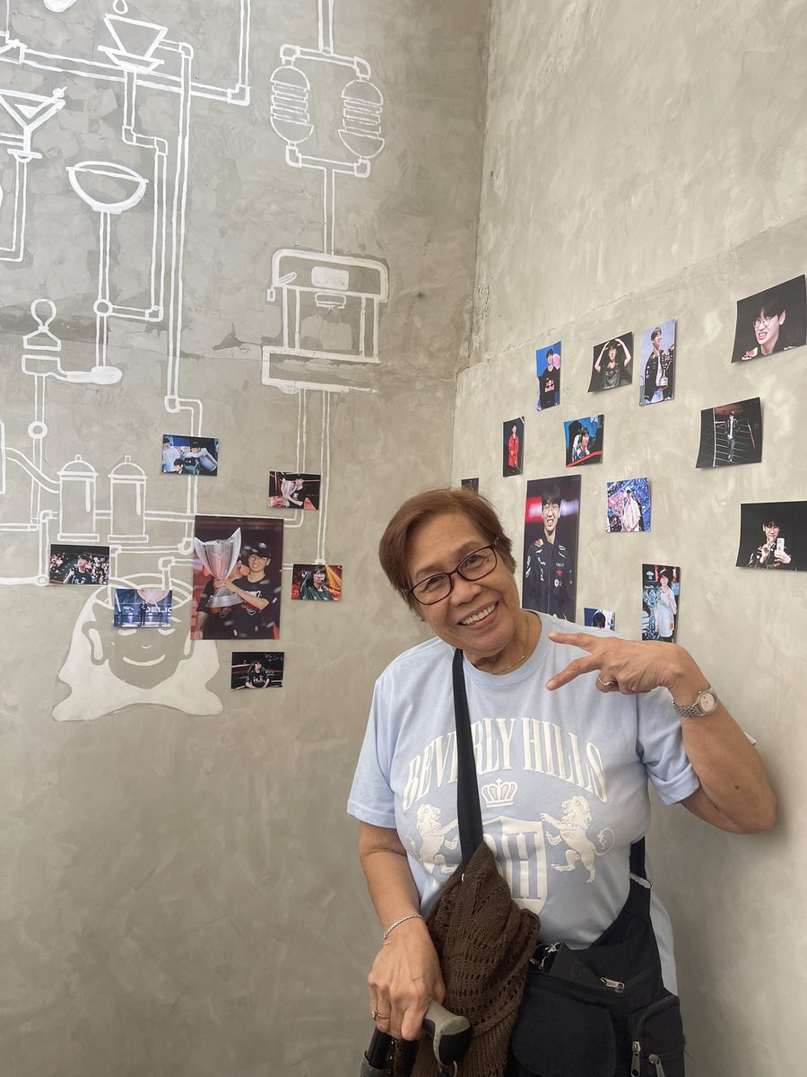 din0ran5's tweet photo. while I'm waiting for my sexy group pics with my sexy friends, please look at my adorable grandmother. https://t.co/Za4Z46LBkK
