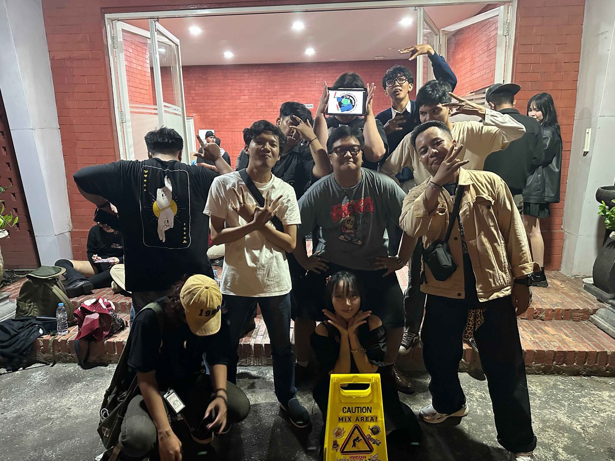 JKT48Terbaik's tweet photo. Terima kasih untuk oksobat JTS Kalsel yang sudah hadir dan meramaikan event Hajatan Buhan Idola Vol. 1 di Wetland Square Banjarmasin.
Sampai bertemu di event-event selanjutnya 🫰🏻🐸 https://t.co/6gqrti5Xog