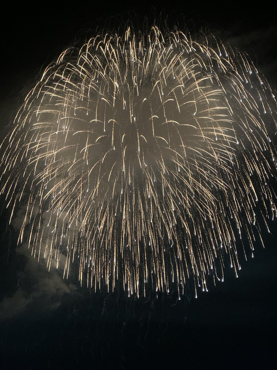 kashiburu's tweet photo. いゃ〜やっぱり長岡花火はいいなぁ……

来年からは平日開催だから見れない可能性高いから目に焼き付けて来ました！

まーそれはそれとして明日仕事なので今から帰ります

弾着2時頃！行けるな86！ https://t.co/16KBLEoZCi