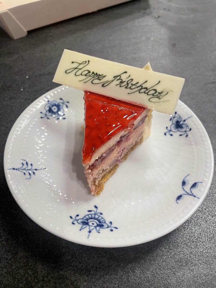 h_kenmochi's tweet photo. 今年もみんなのおかげで無事に誕生日を迎えることができました！またここから一年精進していきます。よろしく！！！ https://t.co/dhCyZBzivL