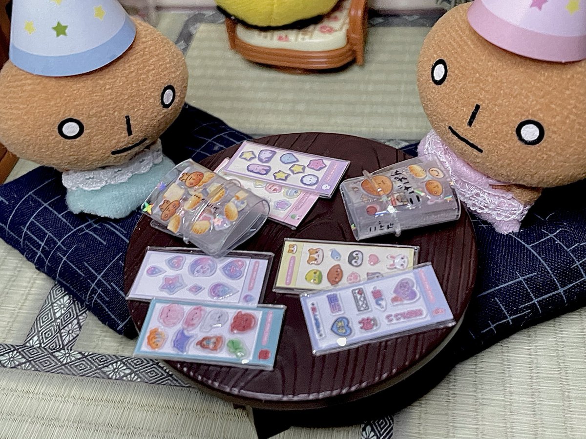 ni_disk's tweet photo. Y＊Aさん（@mf32paper ）の
新作ミニチュアシールとご縁をいただきました💖
細部までかわいい！

こげぱんたちはシール帳の表紙にネイルシールを貼って自分なりにアレンジしたらしい…🤭✨ https://t.co/BJXsqVZ7U8