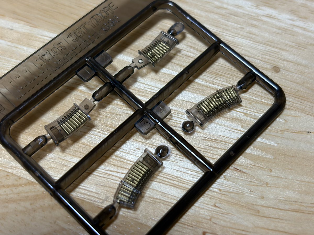 Rohdea32141's tweet photo. リトルアーモリーのG36C作りました。
シースルーのマガジン裏側金を塗ると組み立てた際にリアルになるそう。確かに〜。

#LittleArmory #リトルアーモリー #G36C https://t.co/0mWRgm187U