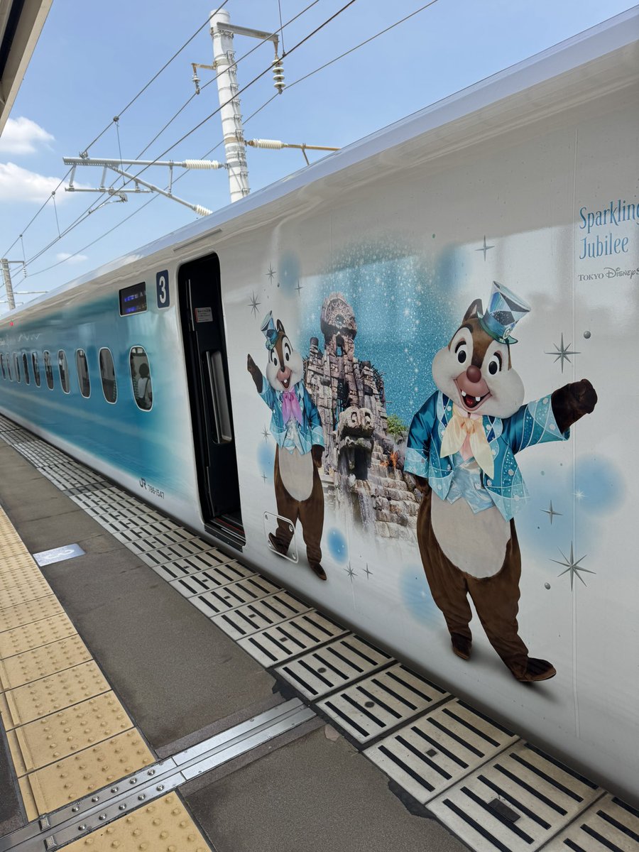 co_bee's tweet photo. 別に鉄道好きという訳ではないけれども 暇だったし見てみたいなーと思って入場券を買って見てきちゃった
夏休みの日曜日ということもあってか子連れファミリーでいっぱいだった
 #ディズニー新幹線
 #ドクターイエロー https://t.co/QFhJgueD9j