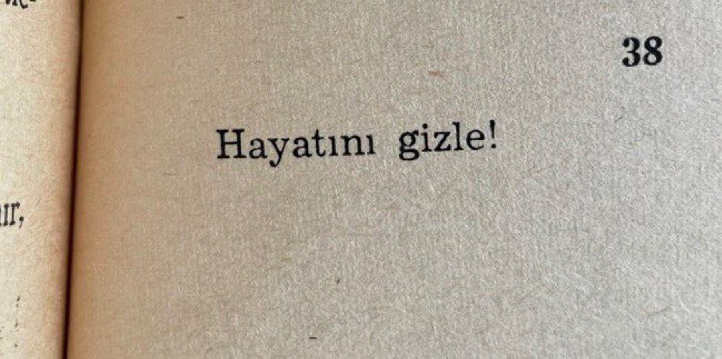 gregorsamsamsi's tweet photo. Her şeyin herkese anlatılmaması gerektiğini öğrenene kadar; çok tanışacak, çok konuşacak ve çok yanılacaksın. Demişti bir gün birisi. O günden beri, susmanın güzelliğine inanıyorum. Çünkü sahiden, herkese her şey anlatılmaz. Çünkü, susmayı bilmek bir çok şeyi hallediyor. https://t.co/Mb9I5vJrPX