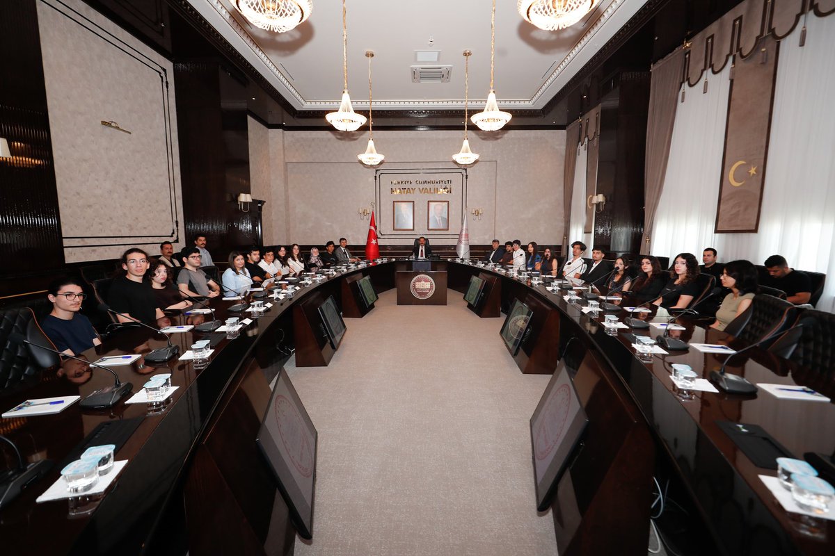HatayValiligi's tweet photo. 📌 Valimiz Mustafa MASATLI, 2026 Liselere Geçiş Sistemi kapsamında 500 tam puan alarak Türkiye birincisi olan 8 öğrencimiz ile Yükseköğretim Kurumları Sınavı’nda Türkiye genelinde ilk 1000’e girme başarısı gösteren 25 öğrencimizi makamında kabul etti.

📌 Öğrencilerimizi üstün başarılarından dolayı tebrik eden Valimiz Mustafa MASATLI, her birine başarı plaketi takdim ederek eğitim hayatlarının bundan sonraki döneminde de başarılarının artarak devam etmesi temennisinde bulundu.

📌 Kabulde gençlerimize hitap eden Valimiz, “Sizler, Asırların Felaketi 6 Şubat ve devamındaki depremlerin ardından karşılaştığınız bütün güçlüklere rağmen hedeflerinden vazgeçmeyen, umudunu bilgiyle ve emeğiyle büyüten Hatay’ın evlatlarısınız. Çünkü Hatay’ın çocukları ve gençleri Hatay’a benzer; yaşadığı zorluklardan güçlenerek çıkmayı, yeniden ayağa kalkmayı ve yeniden başarmayı bilir.” ifadelerini kullandı.

📌 Cumhurbaşkanımız Sayın Recep Tayyip ERDOĞAN Beyefendi’nin güçlü liderliğinde yürütülen Asırların İhya, İnşa ve İmarı sürecinde eğitim yatırımlarının da kararlılıkla sürdürüldüğünü belirten Valimiz, öğrencilerimizin elde ettiği başarıların yeniden güçlenen Hatay’ımızın azmini, iradesini ve geleceğe olan inancını en güzel şekilde ortaya koyduğunu ifade etti.

📌 Valimiz Mustafa MASATLI; gençlerimizin bilgi, ahlak, vicdan ve sorumluluk bilinciyle Türkiye Yüzyılı’nın güçlü yarınlarını inşa edeceklerine inandığını belirterek bu gurur tablosunda büyük emekleri bulunan kıymetli ailelerimize ve fedakârca görev yapan öğretmenlerimize teşekkür etti.