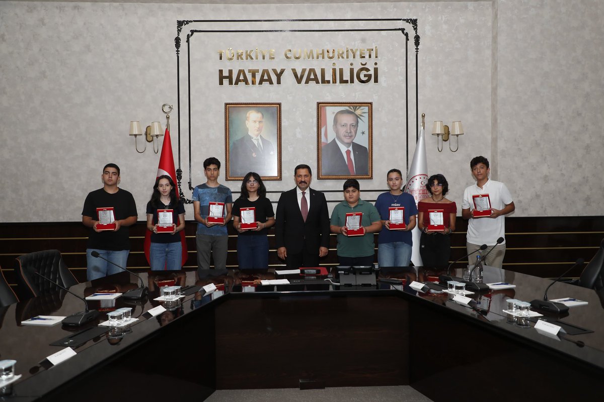 HatayValiligi's tweet photo. 📌 Valimiz Mustafa MASATLI, 2026 Liselere Geçiş Sistemi kapsamında 500 tam puan alarak Türkiye birincisi olan 8 öğrencimiz ile Yükseköğretim Kurumları Sınavı’nda Türkiye genelinde ilk 1000’e girme başarısı gösteren 25 öğrencimizi makamında kabul etti.

📌 Öğrencilerimizi üstün başarılarından dolayı tebrik eden Valimiz Mustafa MASATLI, her birine başarı plaketi takdim ederek eğitim hayatlarının bundan sonraki döneminde de başarılarının artarak devam etmesi temennisinde bulundu.

📌 Kabulde gençlerimize hitap eden Valimiz, “Sizler, Asırların Felaketi 6 Şubat ve devamındaki depremlerin ardından karşılaştığınız bütün güçlüklere rağmen hedeflerinden vazgeçmeyen, umudunu bilgiyle ve emeğiyle büyüten Hatay’ın evlatlarısınız. Çünkü Hatay’ın çocukları ve gençleri Hatay’a benzer; yaşadığı zorluklardan güçlenerek çıkmayı, yeniden ayağa kalkmayı ve yeniden başarmayı bilir.” ifadelerini kullandı.

📌 Cumhurbaşkanımız Sayın Recep Tayyip ERDOĞAN Beyefendi’nin güçlü liderliğinde yürütülen Asırların İhya, İnşa ve İmarı sürecinde eğitim yatırımlarının da kararlılıkla sürdürüldüğünü belirten Valimiz, öğrencilerimizin elde ettiği başarıların yeniden güçlenen Hatay’ımızın azmini, iradesini ve geleceğe olan inancını en güzel şekilde ortaya koyduğunu ifade etti.

📌 Valimiz Mustafa MASATLI; gençlerimizin bilgi, ahlak, vicdan ve sorumluluk bilinciyle Türkiye Yüzyılı’nın güçlü yarınlarını inşa edeceklerine inandığını belirterek bu gurur tablosunda büyük emekleri bulunan kıymetli ailelerimize ve fedakârca görev yapan öğretmenlerimize teşekkür etti.
