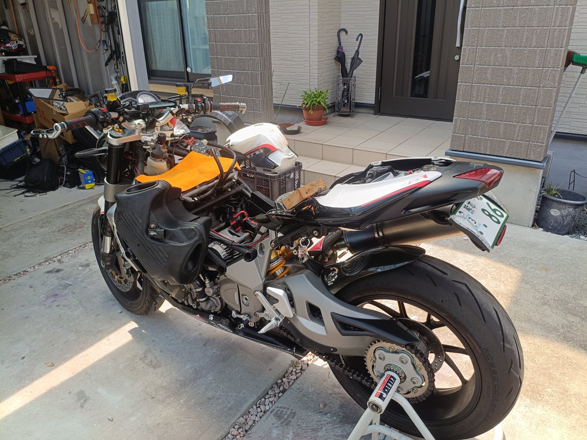 db2_grom's tweet photo. ここ最近ツーリングに行くと低速走行にハマるので、B4のECUをF４からB４に交換
低速走行は安定するけど、正直余り面白く無いのよね…。
やはりF４の尖った乗り味の方が好きだな〜。 https://t.co/YUE9MJTTct