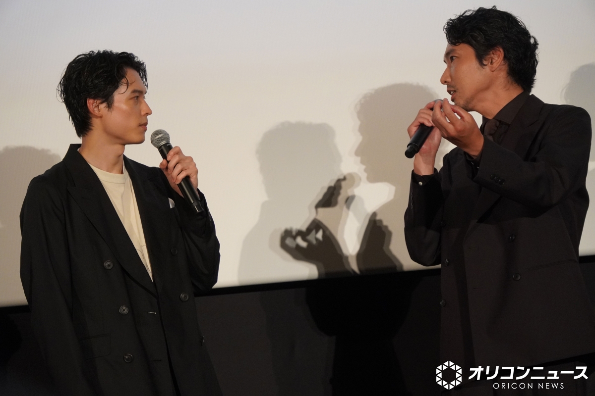 oricon's tweet photo. 松村北斗、岸善幸監督に“告白”
「大好きです」💕

“返事”に喜び「成立です」
https://t.co/Mnj28DsuoP

🎥映画『白鳥とコウモリ』
舞台あいさつに登壇🎤 https://t.co/CHfDo8WqAh