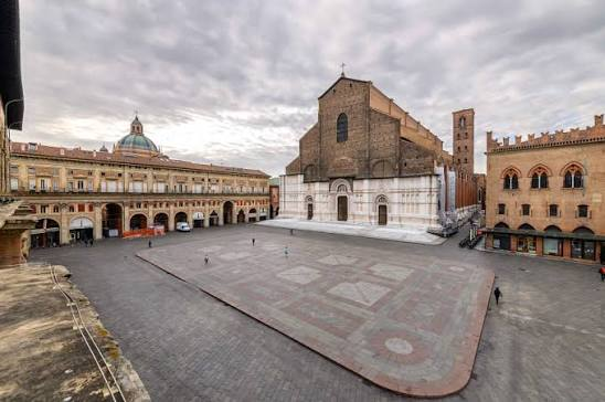 erlanishere's tweet photo. Kalau di Indonesia ada konsep alun-alun, di Italia ada konsep "piazza".
Piazza ini semacam ruang terbuka besar yang dikelilingi bangunan-bangunan dan berakar dari zaman Romawi (forum).
Di sekelilingnya biasanya ada katedral besar, toko-toko/kafe, monumen, atau balai kota. Di sini biasanya orang ngopi, ngobrol, ketemuan sama temen, ngeliat festival, dsb.
Hampir setiap kota bersejarah di Italia punya piazza utama yang jadi pusat berkumpul, kehidupan sosial, dan berbagai kegiatan masyarakat. Contohnya:
1. Piazza San Marco, Venezia.
2. Piazza del Duomo, Milano.
3. Piazza Navona, Roma.
4. Piazza Maggiore, Bologna.
