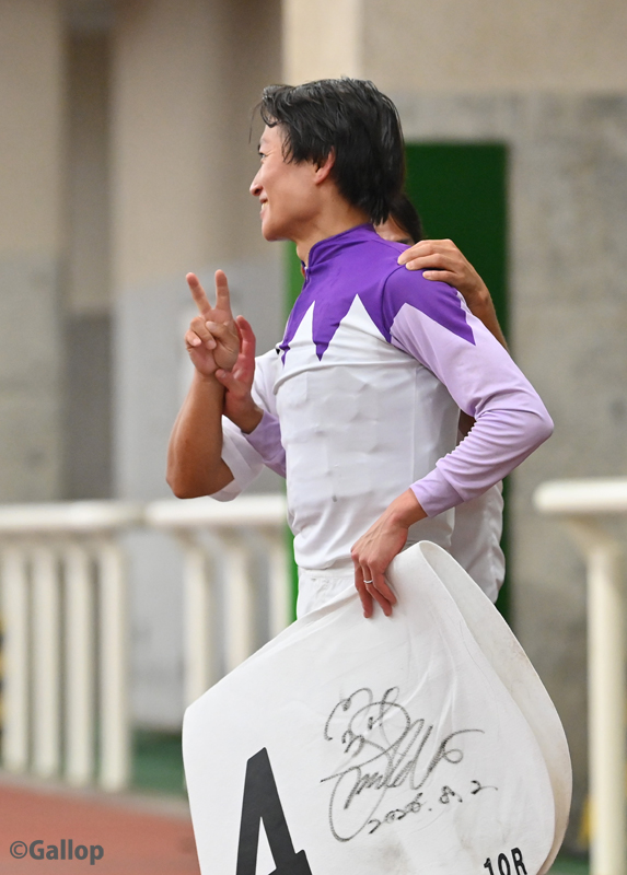 gallop_keiba's tweet photo. 杉原誠人騎手のJRA通算200勝を祝う #田中勝春 調教師✌️ https://t.co/gtN0bxXXLX