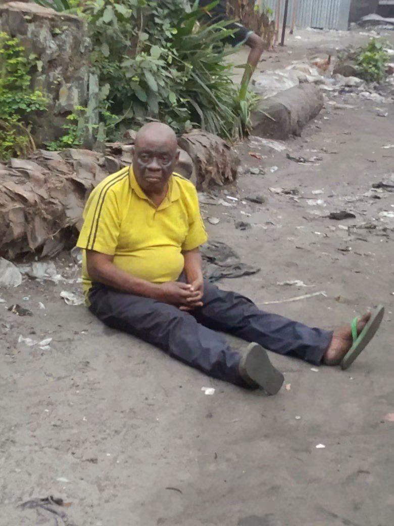 KimKimuntu's tweet photo. Cet homme a été retrouvé ce matin sur l'avenue Kivuila 1, quartier Mulie, dans la commune de #Kimbanseke (Pascal).

À ce stade, personne ne sait d'où il vient ni comment il est arrivé à cet endroit.

Lorsqu'on lui a demandé s'il possédait une pièce d'identité, il a refusé d'en présenter une. Interrogé sur son lieu de résidence, il a répondu qu'il habitait là où il était assis.

Au vu de son comportement et de ses réponses, il est possible qu'il souffre d'une perte de mémoire ou qu'il traverse une situation nécessitant une assistance.

Si vous le reconnaissez ou si vous connaissez sa famille, merci de les informer afin qu'il puisse être pris en charge et recevoir l'aide nécessaire. Toute information utile est la bienvenue.

Blaise Ngila Arriviste le dernier citoyen