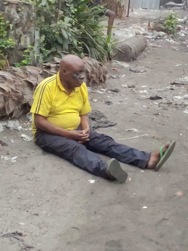 KimKimuntu's tweet photo. Cet homme a été retrouvé ce matin sur l'avenue Kivuila 1, quartier Mulie, dans la commune de #Kimbanseke (Pascal).

À ce stade, personne ne sait d'où il vient ni comment il est arrivé à cet endroit.

Lorsqu'on lui a demandé s'il possédait une pièce d'identité, il a refusé d'en présenter une. Interrogé sur son lieu de résidence, il a répondu qu'il habitait là où il était assis.

Au vu de son comportement et de ses réponses, il est possible qu'il souffre d'une perte de mémoire ou qu'il traverse une situation nécessitant une assistance.

Si vous le reconnaissez ou si vous connaissez sa famille, merci de les informer afin qu'il puisse être pris en charge et recevoir l'aide nécessaire. Toute information utile est la bienvenue.

Blaise Ngila Arriviste le dernier citoyen