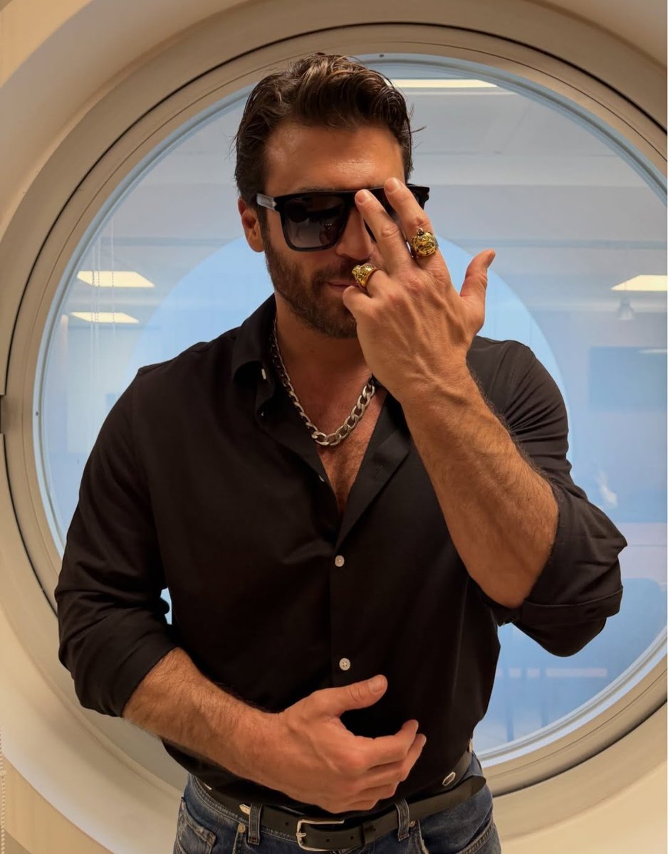 amour_penelope's tweet photo. RESUMEN SEMANAL 
    DEL  KRAL  👑 👑

LUNES 
💫
Can nos recuerda que empieza el rodaje de #Bro, su nueva comedia al lado de #GiovanniNasta

# Esta To' Emocionado 😉
# Se Dispara La Ansiedad del Fandom ⏰️
#CanYaman  ♾️ https://t.co/QOxN9zDOGJ