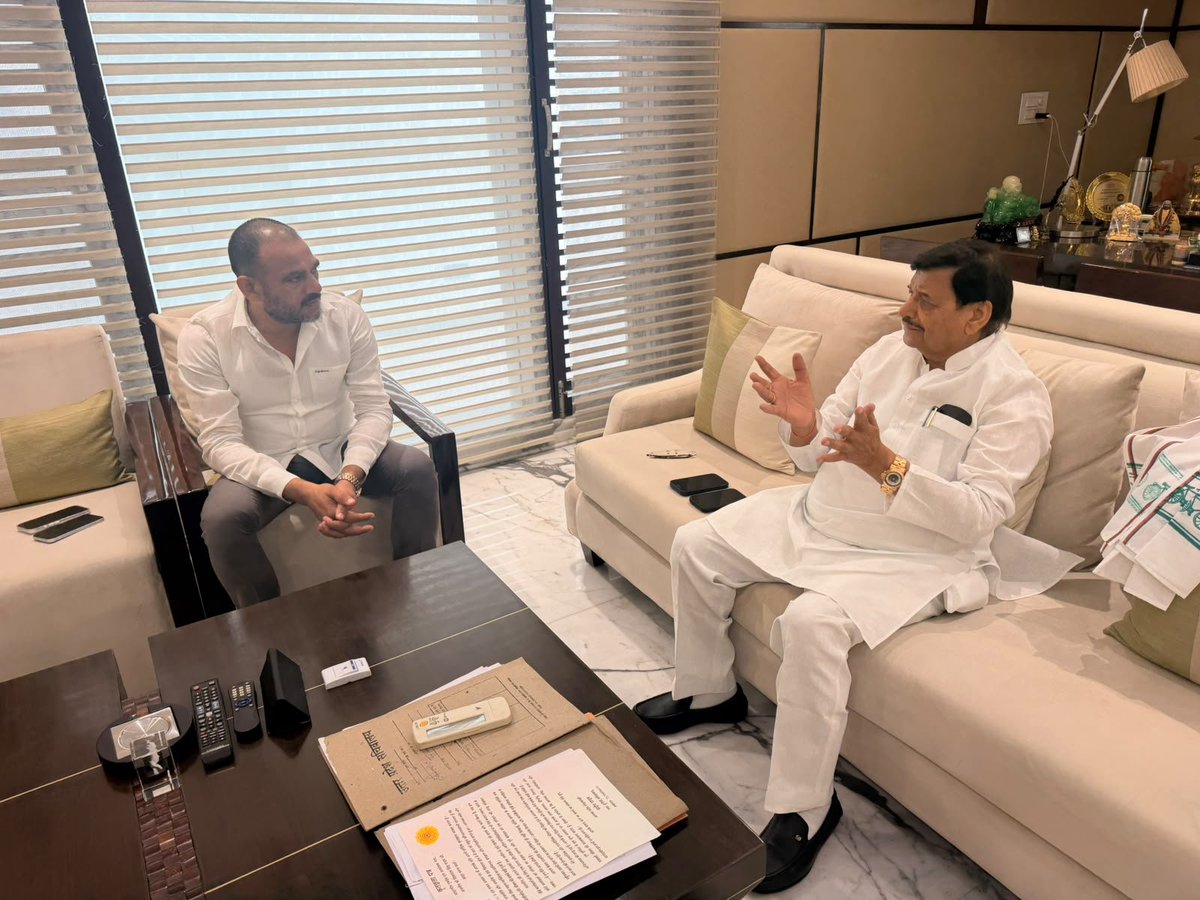 Brajesh_888's tweet photo. आज लखनऊ में आदरणीय चाचा श्री  शिवपाल सिंह जी का आशीर्वाद प्राप्त हुआ। https://t.co/vxAUagayuk