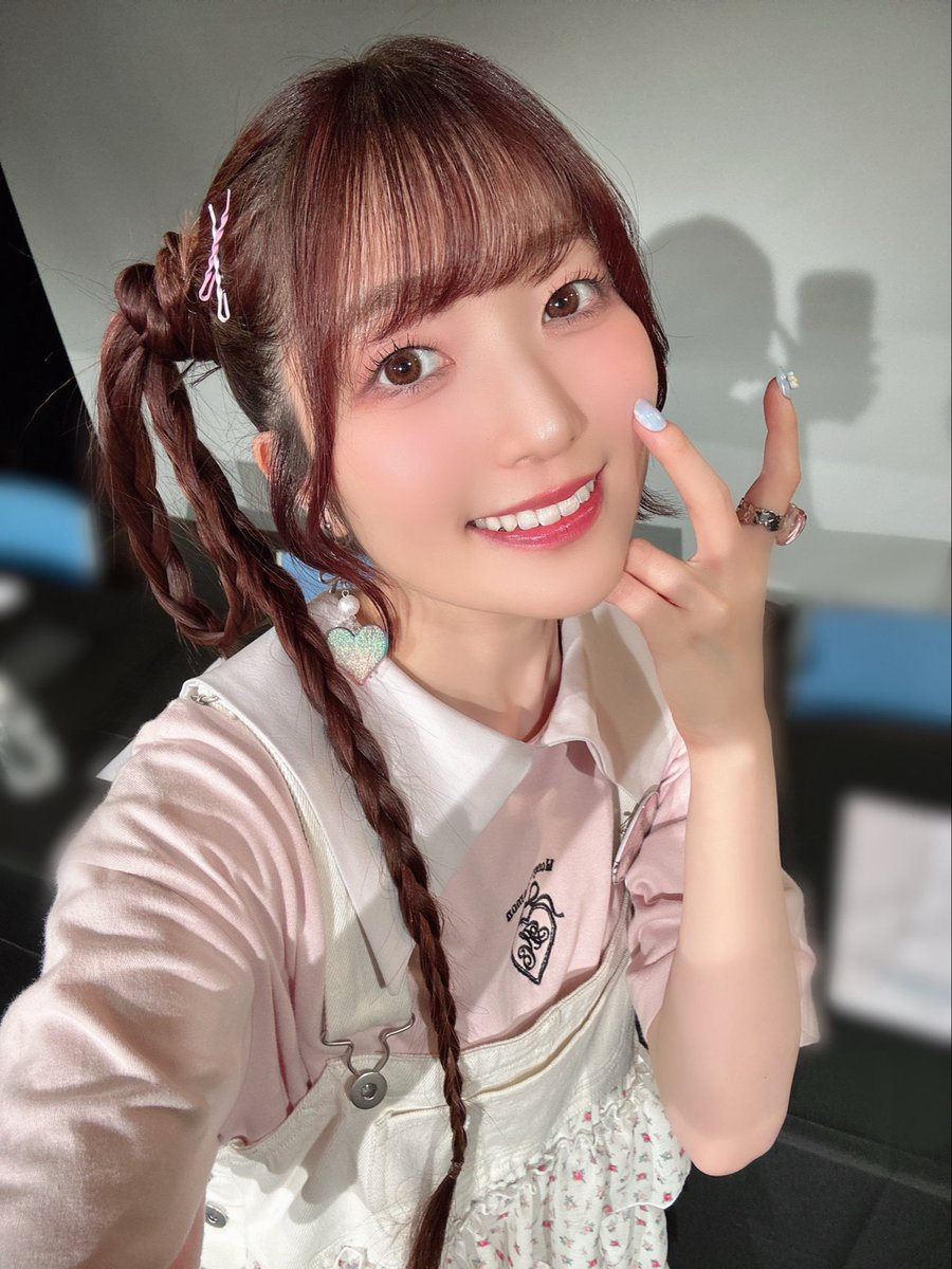 yuri_usui0515's tweet photo. 第1部では三つ編みツインテール🎀
第2部ではクラゲヘアでした🪼
#百合咲リヲ https://t.co/Y0JjCLCkwS