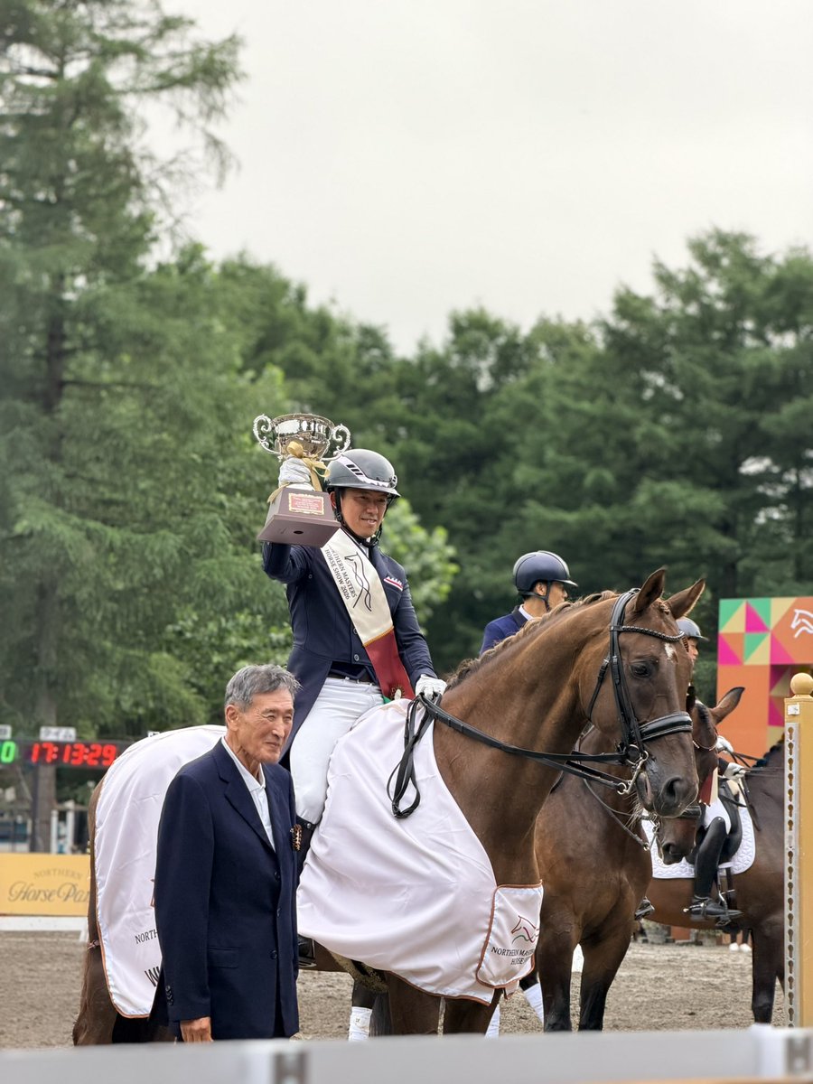 hayashingo0125's tweet photo. ノーザンマスターズホースショー
馬場馬術のメイン競技
Northern Horse Park Grand Prix
クレヴィスラヴェッロと記念すべき１回目のチャンピオンになることができました🥇
長距離輸送後にも関わらずいつも通りのパフォーマンスをしてくれたらラヴェッロと オーナーに感謝いたします🙏 https://t.co/4Hh5casXXg