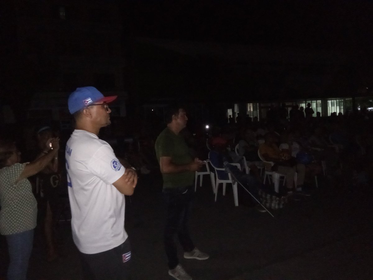 Roilancu1's tweet photo. Anoche nuevamente el #Cine en 23 y 12.
Una opción cultural de Verano para nuestra población, acompañada de la música cubana: #Vivarte, #ICAIC.  
Allí compartimos con parte de nuestro pueblo.
#PlazaEnElCorazón 
#PlazaEn26 
#100AñosConFidel 
#Cuba https://t.co/HlftvxlRd2
