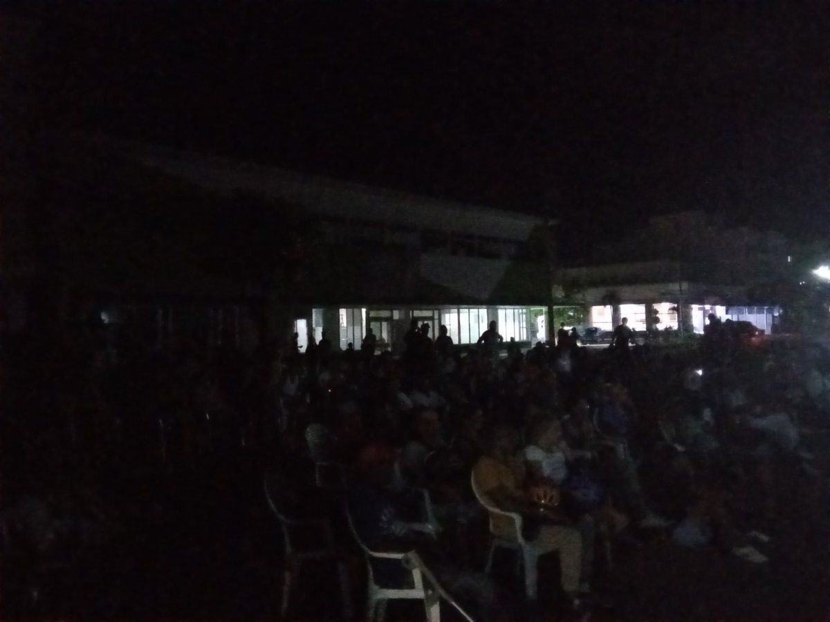 Roilancu1's tweet photo. Anoche nuevamente el #Cine en 23 y 12.
Una opción cultural de Verano para nuestra población, acompañada de la música cubana: #Vivarte, #ICAIC.  
Allí compartimos con parte de nuestro pueblo.
#PlazaEnElCorazón 
#PlazaEn26 
#100AñosConFidel 
#Cuba https://t.co/HlftvxlRd2
