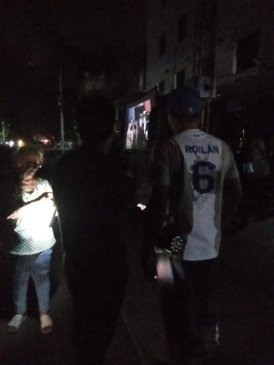 Roilancu1's tweet photo. Anoche nuevamente el #Cine en 23 y 12.
Una opción cultural de Verano para nuestra población, acompañada de la música cubana: #Vivarte, #ICAIC.  
Allí compartimos con parte de nuestro pueblo.
#PlazaEnElCorazón 
#PlazaEn26 
#100AñosConFidel 
#Cuba https://t.co/HlftvxlRd2