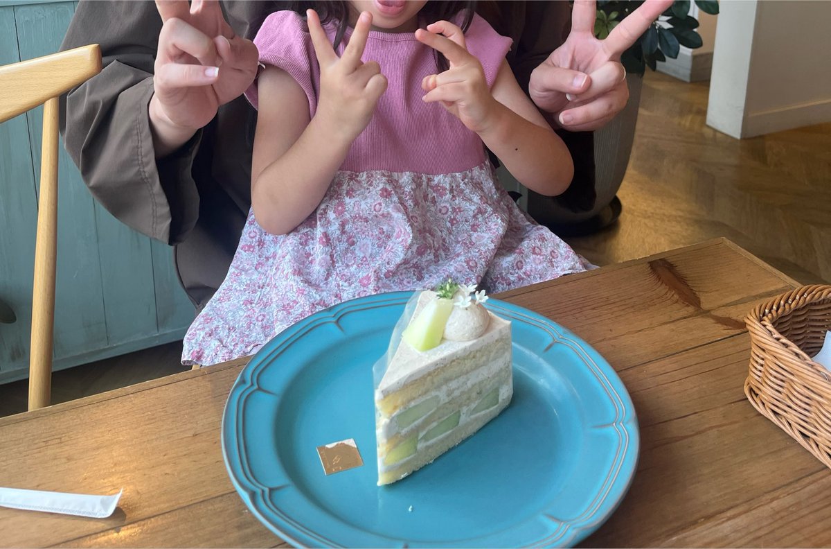 rie_rosene's tweet photo. 昨日は安定のららぽーとでお買い物🛍️
今日はそうめんパーティーからの
娘がケーキ食べたいと言ったので
私がお気に入りの #biquette へ🍈🍰
今週旦那さんが仕事中に熱中症になって
点滴打ったのでみなさま気をつけてください🫠
※バンってしたら倒れる娘ちゃんが動画が
ママパパはとてもお気に入りです🎥