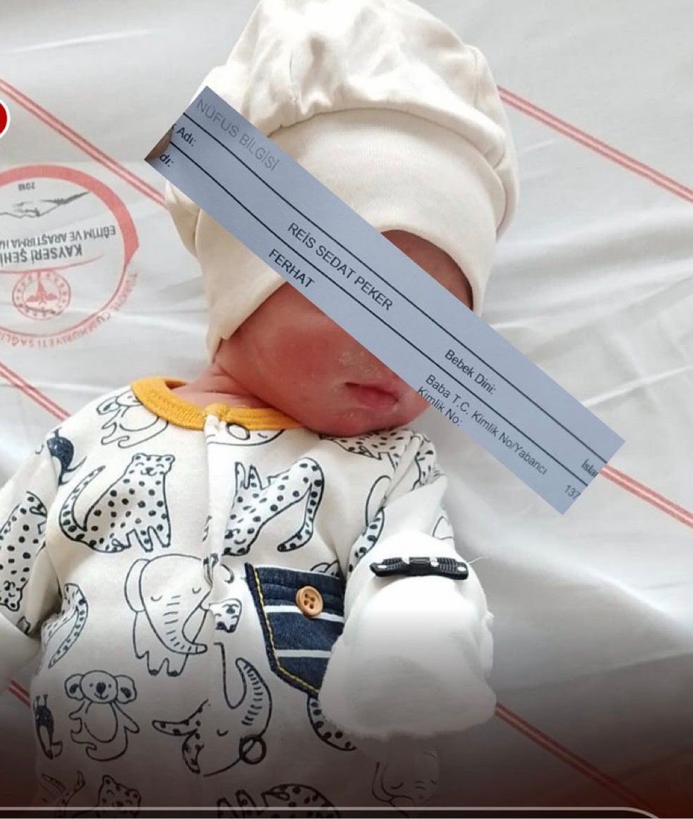 Newsscoppe's tweet photo. Bebeklerine “Sedat Peker” adını veren ailelerin sayısı 100’e ulaştı.

100. bebek Mardin Midyat’ta dünyaya geldi.

Sedat Peker’in tüm ailelere çiçek ve 50 gram altın gönderdiği öğrenildi. https://t.co/64WIuWn8dg