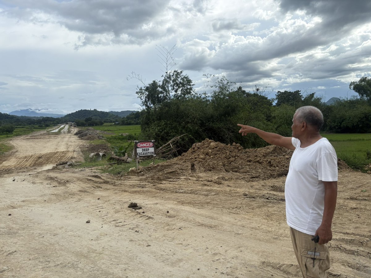 ABSCBNNews's tweet photo. ‘AYAW NAMIN NG PAX SILICA. GUSTO NAMIN LUPA.’

Napalitan na ng konkretong kalsada ang dating luntiang palayang ito sa Sitio Binyanyan, Bgy. O’Donnell, Capas, Tarlac. | via @jessiecruzat https://t.co/h2NNHZkAeY