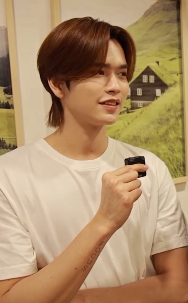 Starryhoshi's tweet photo. แขนม้าคมีรอยสัก FOCUS แบบลูกพีชด้วยนี่นา https://t.co/VGmTnFWvox